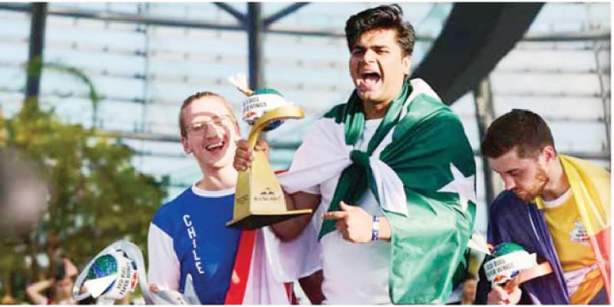 پاکستانی نوجوان کاغذی جہاز کا عالمی چیمپئن بن گیا