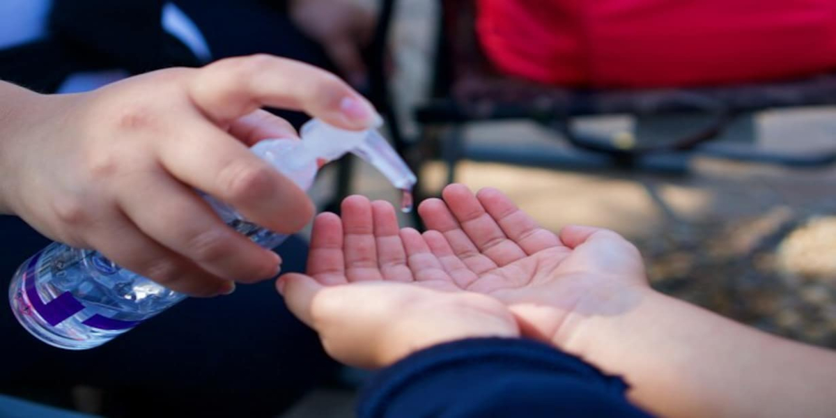 جاپان میں ایتھلیٹس کو پانی کی جگہ سینیٹائزر پلادیا