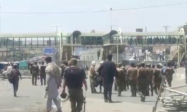 لاہور میں بھاٹی چوک کے قریب پولیس اور پاکستان تحریک انصاف کے کارکنان کے درمیان جھڑپوں کا سلسلہ جاری ہے جس کے نتیجے میں پارٹی رہنما یاسمین راشد  زخمی ہوگئیں ہیں۔