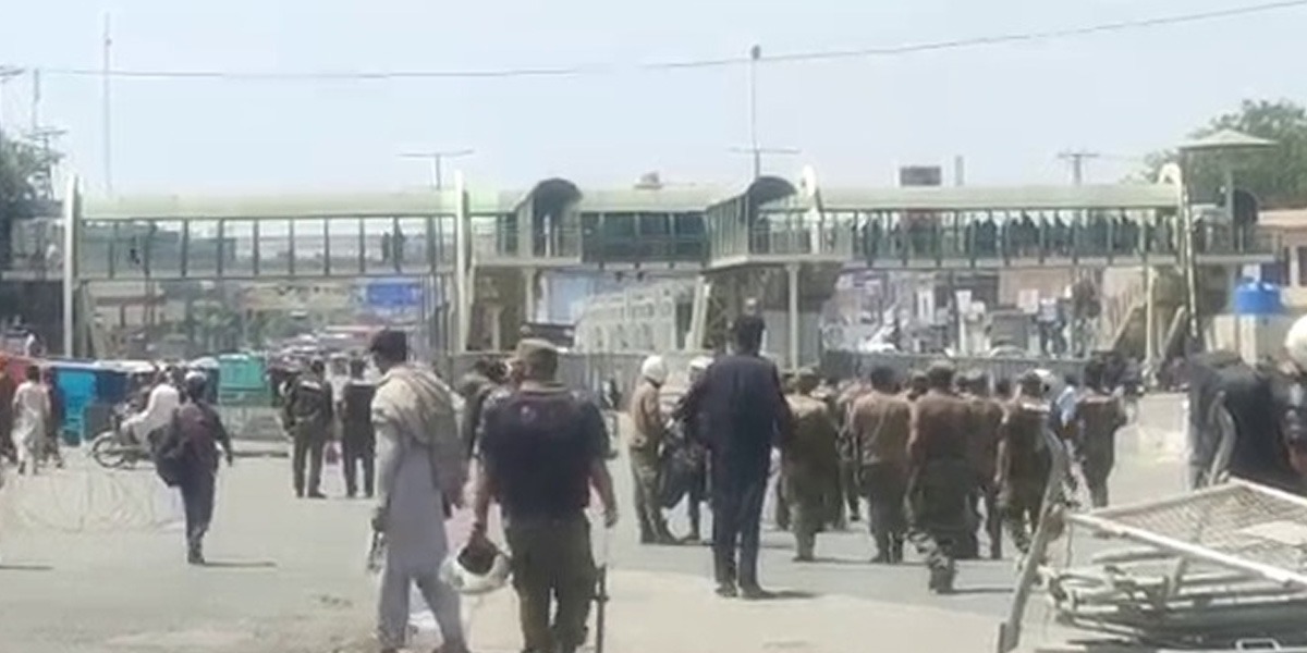 لاہور میں بھاٹی چوک کے قریب پولیس اور پاکستان تحریک انصاف کے کارکنان کے درمیان جھڑپوں کا سلسلہ جاری ہے جس کے نتیجے میں پارٹی رہنما یاسمین راشد  زخمی ہوگئیں ہیں۔