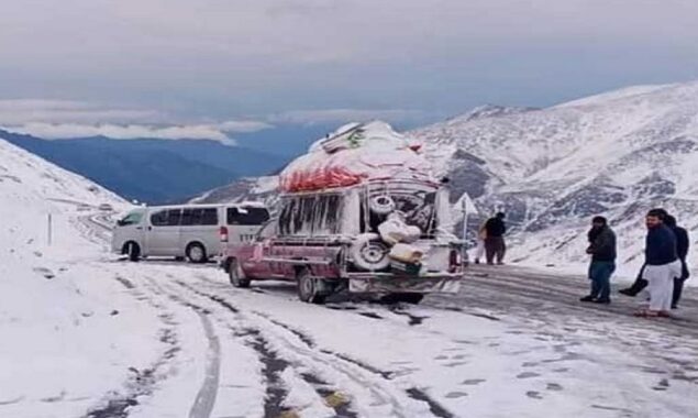 بابو سر ٹاپ پر سیاحوں کی گاڑی کو حادثہ، 5 افراد جاں بحق