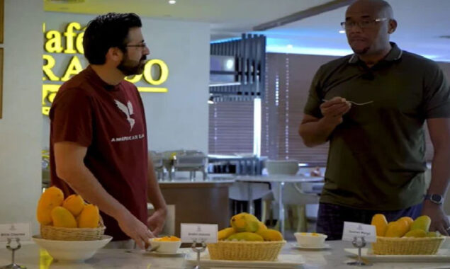 معروف کمنٹیٹر این بشپ بھی ملتانی آم کے مداح نکلے