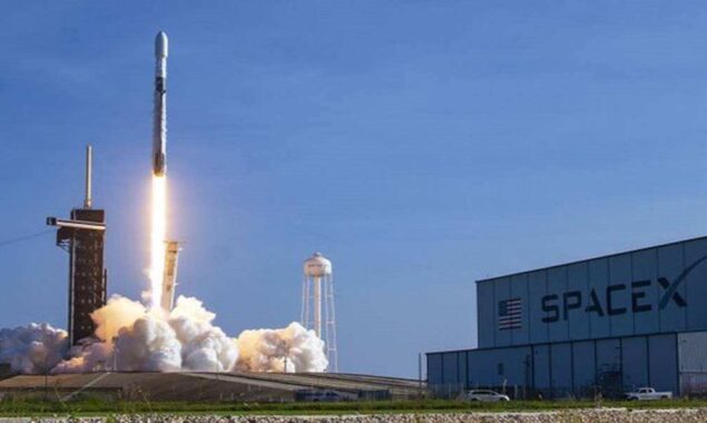 اسپیس ایکس نے سیٹلائٹس خلا میں بھیجنے کا اپنا ہی ریکارڈ توڑ دیا