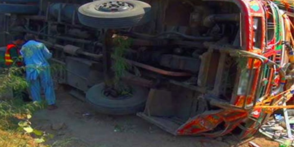 مسافر کوچ الٹنے