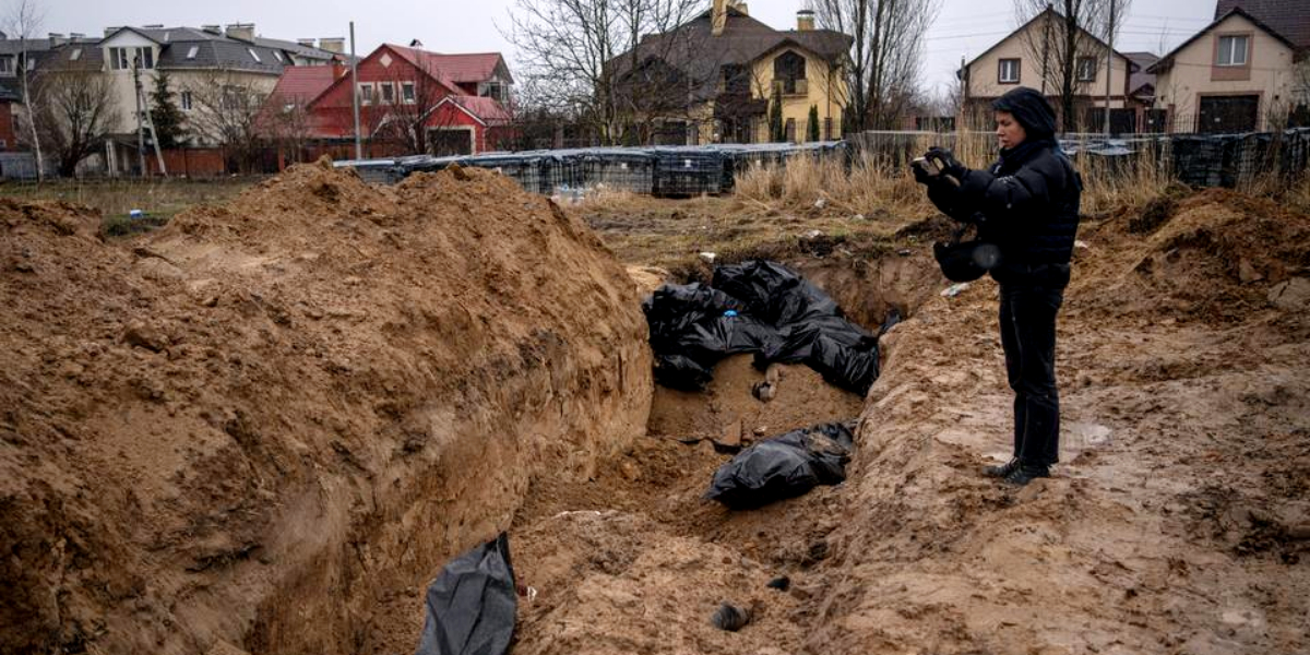 یوکرین؛ روسی قبضے سے چھڑائے گئے علاقے میں بڑی اجتماعی قبر دریافت