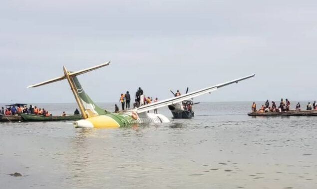 تنزانیہ میں مسافر طیارہ لینڈنگ کے دوران گر کر ڈوب گیا، 3 افراد ہلاک