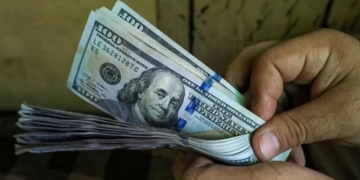ڈالر کی کمی، سالانہ 30 ہزار ڈالر سے زائد بیرون ملک لے جانے پر پابندی