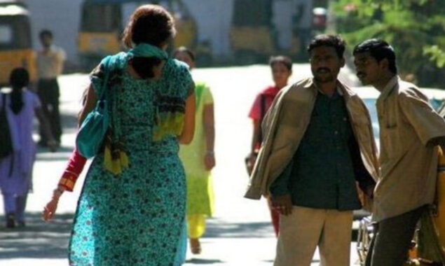 بھارت میں خاتون کو 14 سیکنڈ سے زیادہ گھورنا جرم قرار