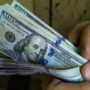 ڈالر کی کمی، سالانہ 30 ہزار ڈالر سے زائد بیرون ملک لے جانے پر پابندی