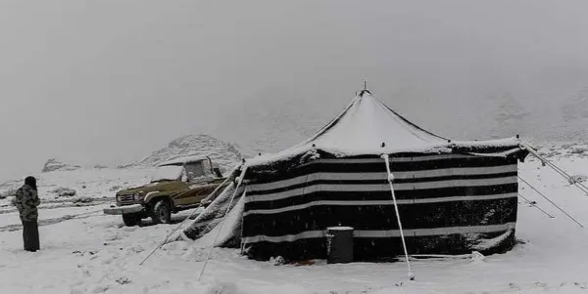 سعودی عرب کے علاقے تبوک اور نیوم میں مسلسل برف باری کا سلسلہ جاری