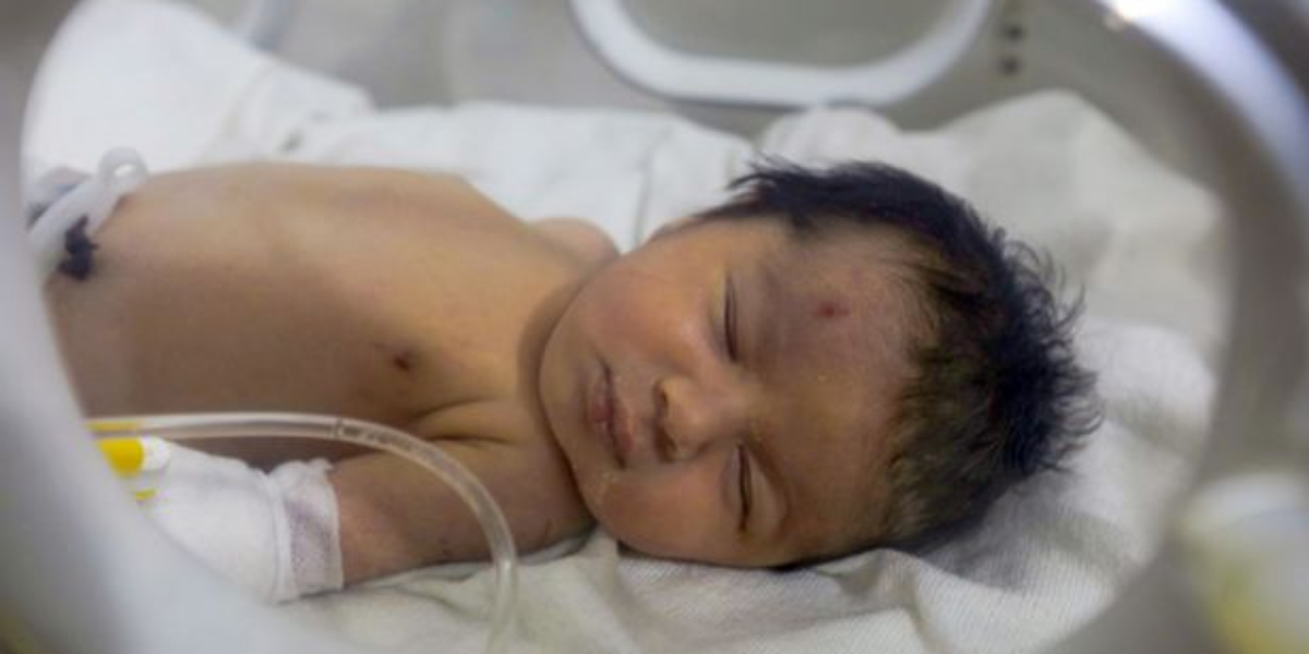 ملبے میں پیدا ہونے والی بچی کو بچانے والے نے گود لے لیا