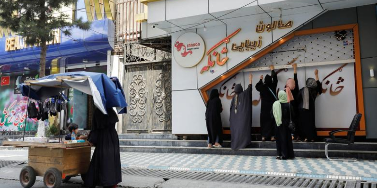 افغانستان میں بیوٹر پارلرز پر تالے لگ گئے