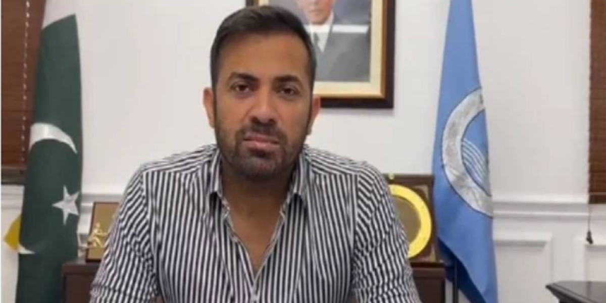 بارش کے پانی میں تیز گاڑی چلانے پر وہاب ریاض کو صارفین نے آڑے ہاتھوں لے لیا