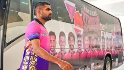 ننھے مداح کی میچ کے دوران بابر اعظم کی توجہ حاصل کرنے کی ویڈیو وائرل