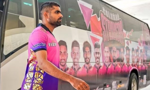 ننھے مداح کی میچ کے دوران بابر اعظم کی توجہ حاصل کرنے کی ویڈیو وائرل