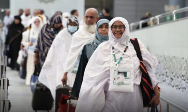 عمرہ کے لیے جاتے ہوئے کن 10 چیزوں کا بیگ میں ہونا ضروری ہے؟