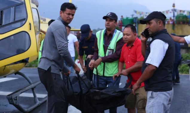 ماؤنٹ ایورسٹ کے قریب ہیلی کاپٹر گر کر تباہ، 5 غیر ملکی سیاح ہلاک