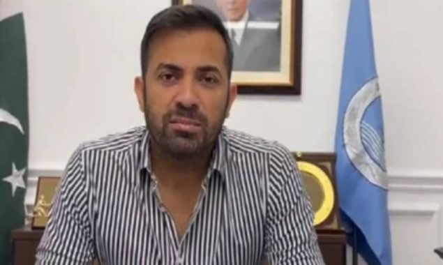 بارش کے پانی میں تیز گاڑی چلانے پر وہاب ریاض کو صارفین نے آڑے ہاتھوں لے لیا