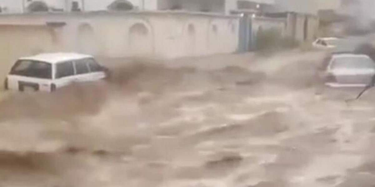 سعودی عرب میں طوفانی بارشیں، صحرائی وادیاں پانی سے بھرگئیں