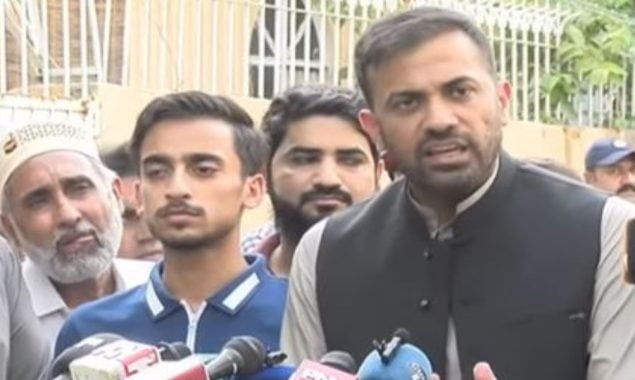 ورلڈ اسنوکر چیمپئن احسن رمضان وہاب ریاض کے گلے لگ کر روپڑے