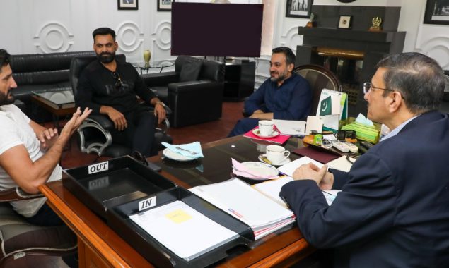 بابر اعظم کی کپتانی پر سینئر کھلاڑیوں نے ذکاء اشرف کو کیا جواب دیا؟