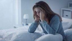 کیا آپ بھی آدھی رات میں جاگنے کے بعد دوبارہ سو نہیں سکتے؟ تو اس کی وجہ اور حل بھی جان لیں