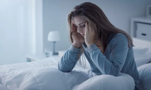 کیا آپ بھی آدھی رات میں جاگنے کے بعد دوبارہ سو نہیں سکتے؟ تو اس کی وجہ اور حل بھی جان لیں