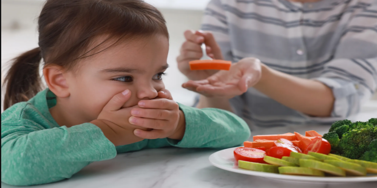 بچوں کو زیادہ سبزیاں کھلانے کے لیے ان کی پلیٹ میں یہ غذا رکھنا نہ بھولیں