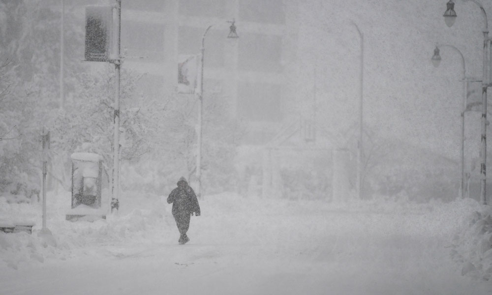 امریکہ میں شدید برفباری سے 5 لاکھ سے زائد افراد بجلی سے محروم