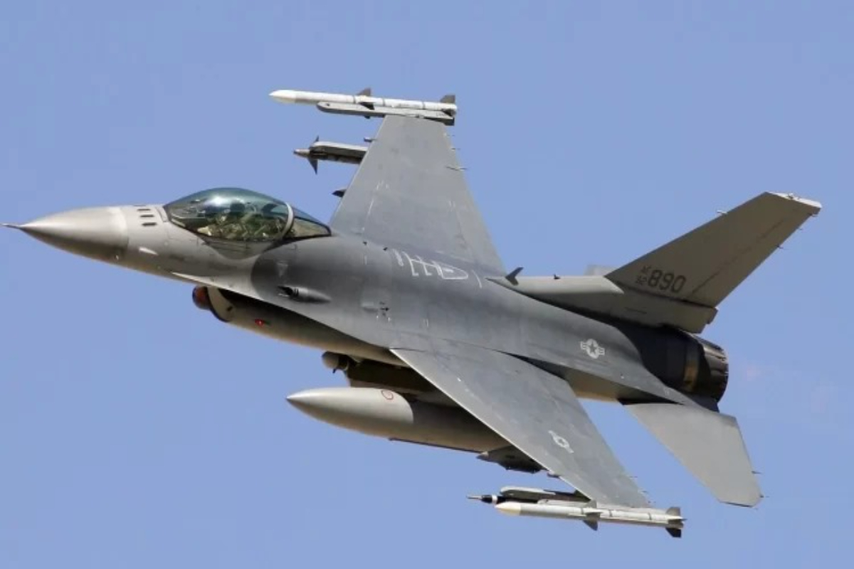 چین کے J-10 طیارے امریکی F-16 طیاروں کیلئے بڑا خطرہ قرار