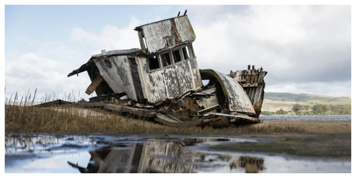 کیلیفورنیا کے ساحل پر شکستہ کشتی انسٹاگرام کا اسٹار بن گئی