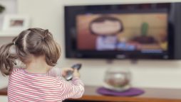 چھوٹے بچوں میں مسلسل اسکرین دیکھنا کس طرح نقصان کا باعث بن سکتا ہے؟