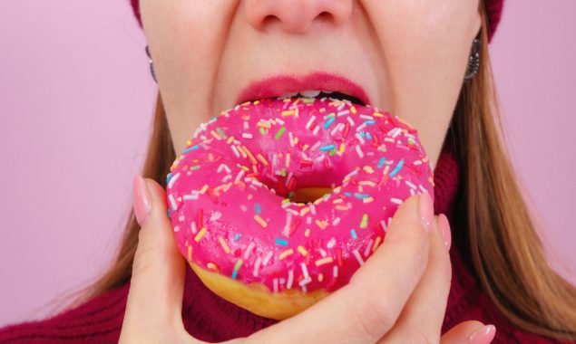 چینی اور چکنائی سے تیار غذائیں دماغ کے لیے مضر کیوں ہیں؟ ماہرین نے بتا دیا