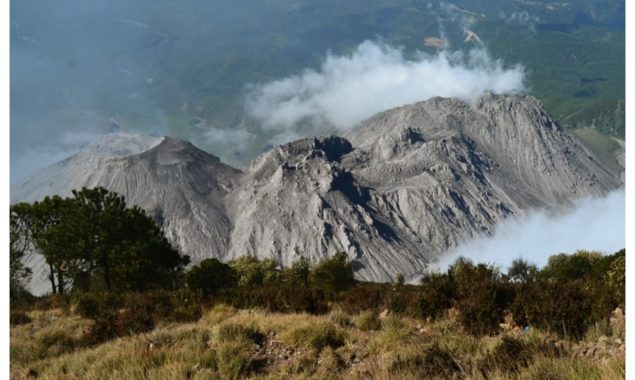 دنیا بھر میں یعنی آئس لینڈ سے لے کر انڈونیشیا تک کئی حیرت انگیز زمینی خطے ہیں جہاں فعال اور خطرناک آتش فشاں پہاڑ موجود ہیں جو کسی نہ کسی وقت پھٹ پڑتے ہیں یہاں ان ہی میں سے 5 کا ذکر کیا جارہا ہے۔