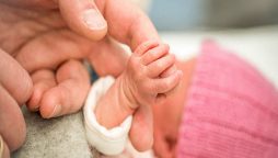 وقت سے پہلے جنم لینے والے بچوں میں کن امراض کا خطرہ بڑھ جاتا ہے؟