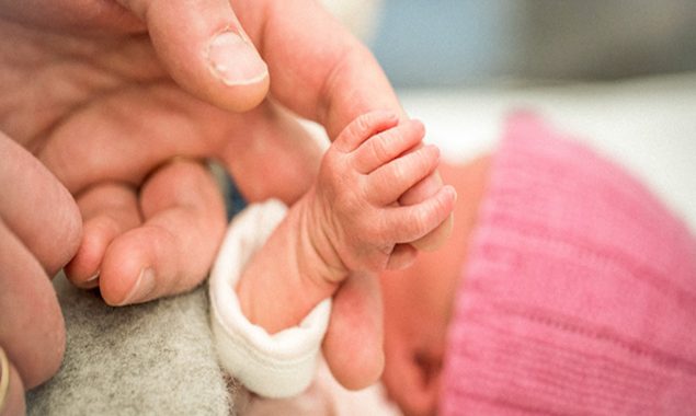 وقت سے پہلے جنم لینے والے بچوں میں کن امراض کا خطرہ بڑھ جاتا ہے؟