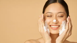 صابن نہیں، بلکہ چہرے کی صفائی کے لیے یہ قدرتی اجزاء استعمال کریں