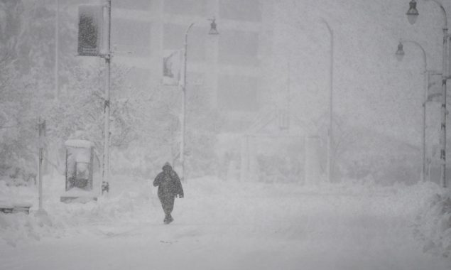 امریکہ میں شدید برفباری سے 5 لاکھ سے زائد افراد بجلی سے محروم