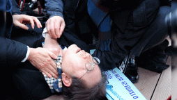 جنوبی کوریا کے اپوزیشن لیڈر پریس کانفرنس کے دوران چاقو حملے میں زخمی