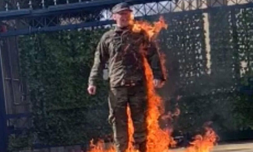 امریکی فوجی نے اسرائیلی سفارت خانے کے سامنے خود کو آگ لگالی