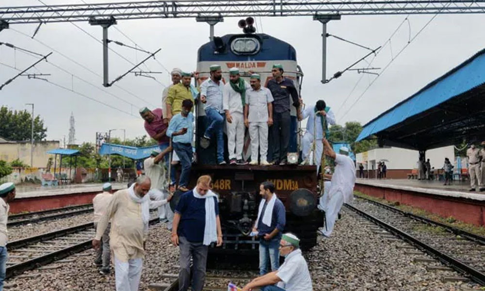 ’دہلی چلو‘ مارچ میں شریک بھارتی کسانوں نے پنجاب میں ٹرینیں روک دیں