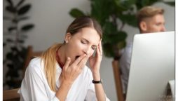 کیا آپ بھی دن بھر سستی کا سامنا کرتے ہیں، کہیں اس کی وجہ یہ عادت تو نہیں