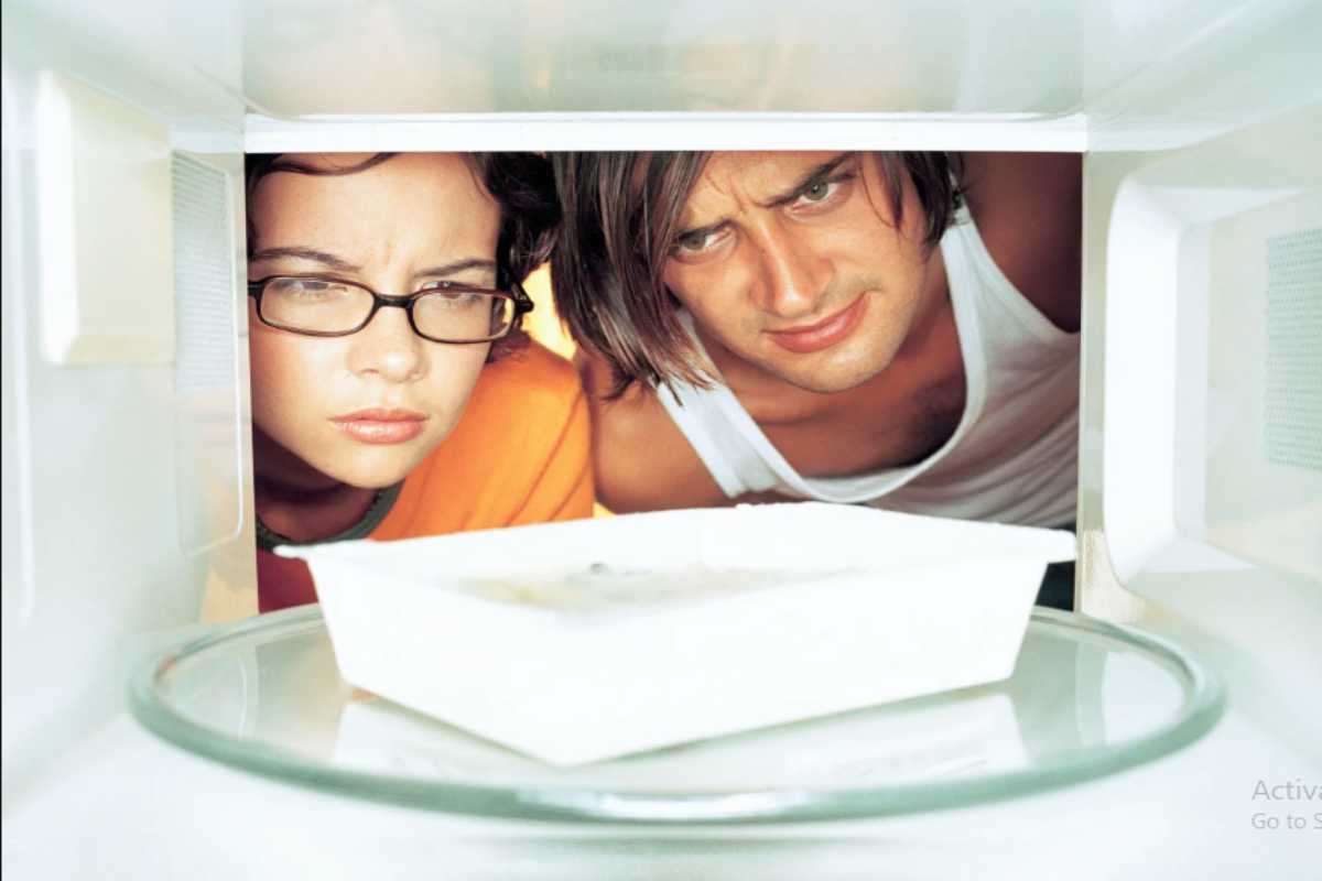 کھانا گرم کرتے وقت مائیکرو ویو کے سامنے کھڑا ہونا محفوظ ہے، ماہرین کیا کہتے ہیں؟