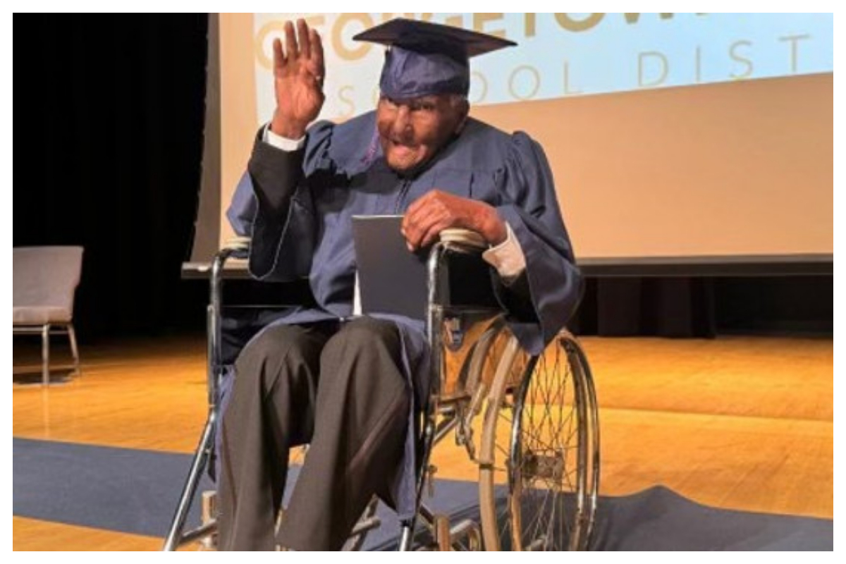 106 سالہ شخص نے 'ہائی اسکول ڈپلومہ' کی اعزازی ڈگری حاصل کرلی