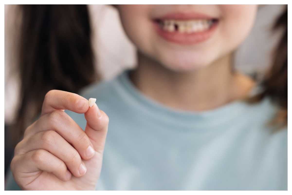 ٹوٹے دانت والی پری بچوں کو رقم اور زیورات دینے لگی