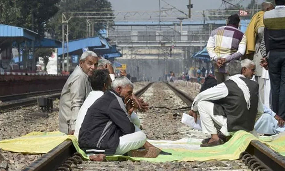بھارتی کسانوں کا 22 ویں روز بھی احتجاج جاری، ایک مرتبہ پھر ٹرینیں روکنے کی دھمکی