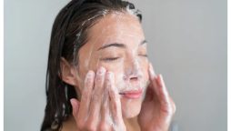 رات سونے سے قبل چہرہ دھونا ضروری ہے، ماہرین کیا کہتے ہیں؟
