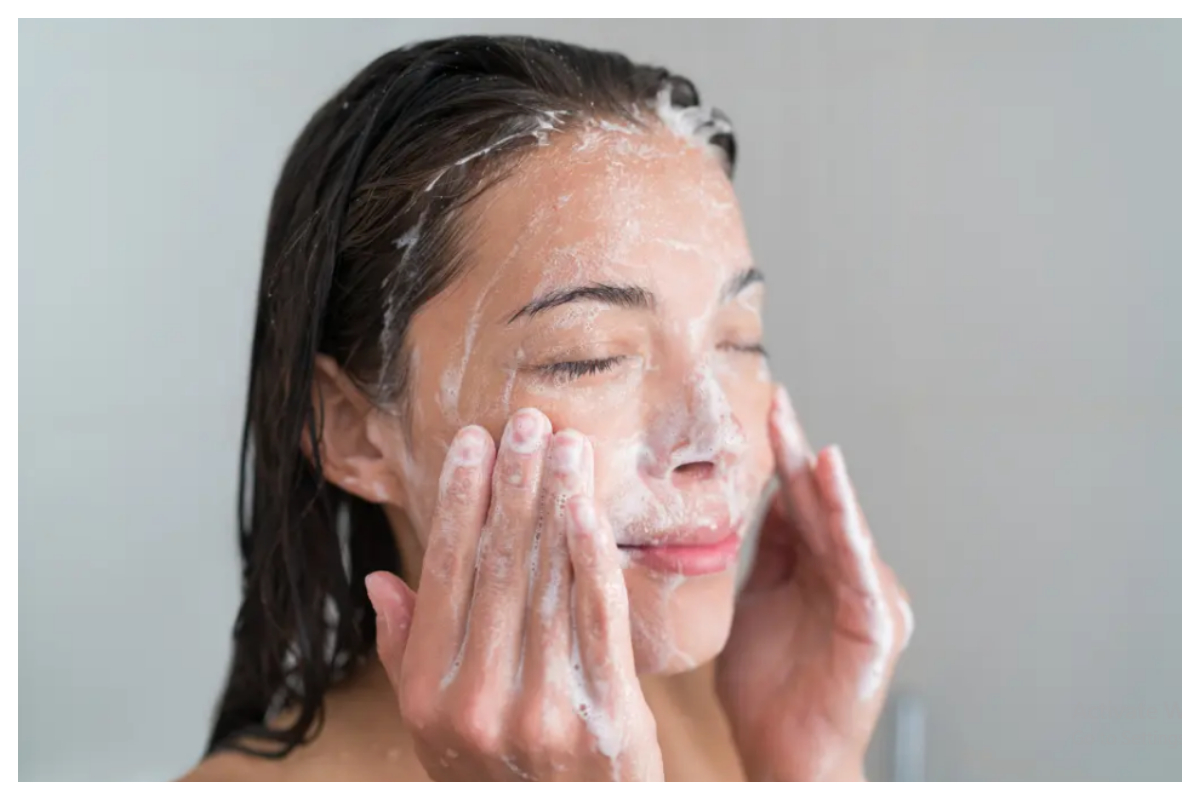 رات سونے سے قبل چہرہ دھونا ضروری ہے، ماہرین کیا کہتے ہیں؟