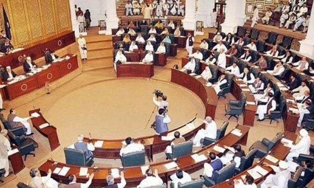 خیبر پختونخوا میں نئی سیاسی صف بندی، نئے وزیرِاعلیٰ کے انتخاب کی دوڑ شروع