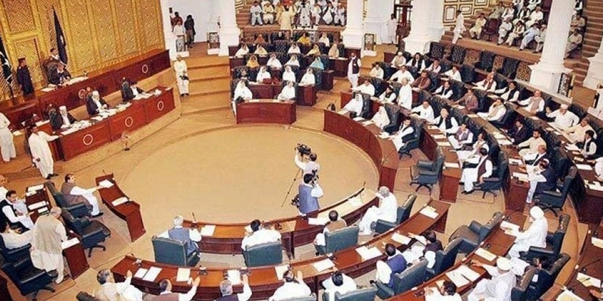 خیبر پختونخوا میں نئی سیاسی صف بندی، نئے وزیرِاعلیٰ کے انتخاب کی دوڑ شروع
